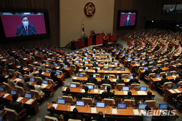 [서울=뉴시스] 홍효식 기자 = 이낙연 더불어민주당 대표가 7일 오전 서울 여의도 국회에서 열린 제382회 국회(정기회) 제2차 본회의에서 교섭단체 대표연설을 하고 있다. 2020.09.07. photo@newsis.com