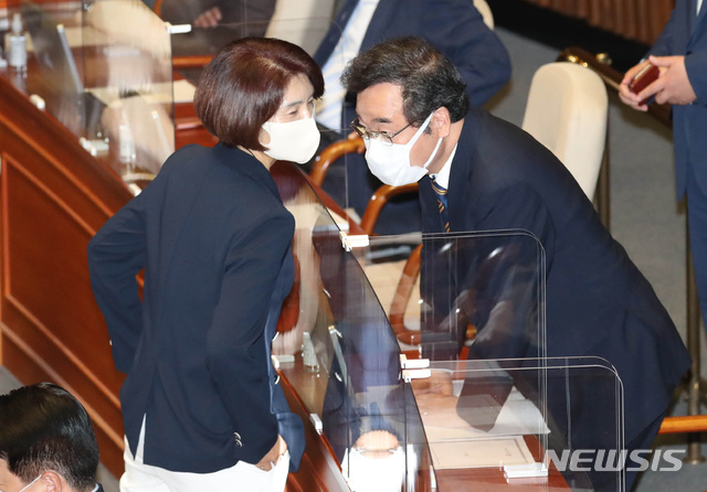 [서울=뉴시스] 홍효식 기자 = 이낙연(오른쪽) 더불어민주당 대표와 한정애 정책위의장이 7일 오전 서울 여의도 국회에서 열린 제382회 국회(정기회) 제2차 본회의에 참석해 대화하고 있다. 2020.09.07.&nbsp; photo@newsis.com