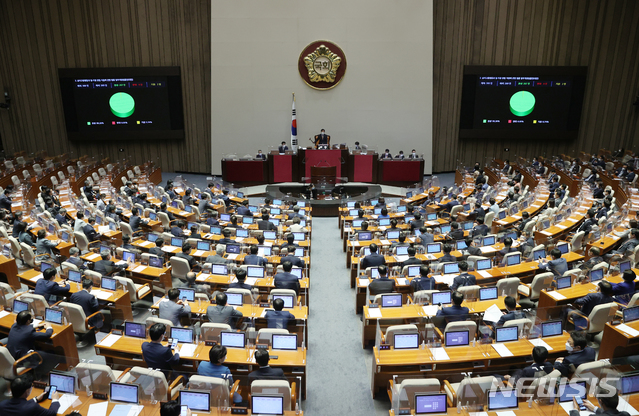 [서울=뉴시스] 배훈식 기자 = 7일 오전 서울 여의도 국회에서 열린 본회의에서 '남녀고용평등과 일·가정 양립 지원에 관한 법률 개정안'이 통과되고 있다. 2020.09.07. photo@newsis.com