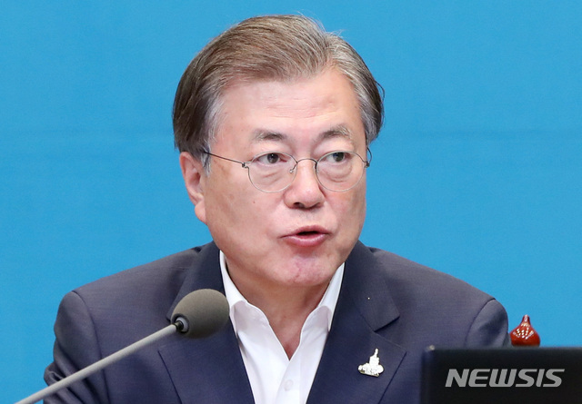 [서울=뉴시스]추상철 기자 = 문재인 대통령이 7일 오후 청와대 여민관에서 열린 수석·보좌관 회의에 참석해 발언을 하고 있다. 2020.09.07.&nbsp; scchoo@newsis.com