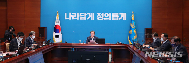 [서울=뉴시스]추상철 기자 = 문재인 대통령이 7일 오후 청와대 여민관에서 열린 수석·보좌관 회의를 주재하고 있다. 2020.09.07.&nbsp; scchoo@newsis.com