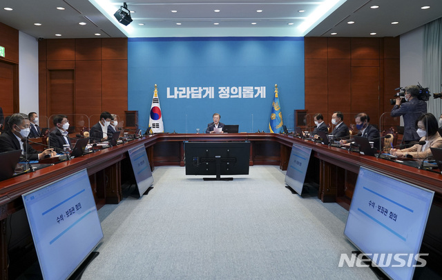 [서울=뉴시스]추상철 기자 = 문재인 대통령이 7일 오후 청와대 여민관에서 열린 수석·보좌관 회의에 참석해 발언하고 있다. 2020.09.07.&nbsp; scchoo@newsis.com