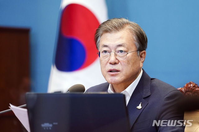 [서울=뉴시스]추상철 기자 = 문재인 대통령이 7일 오후 청와대 여민관에서 열린 수석·보좌관 회의에 참석해 발언하고 있다. 2020.09.07.&nbsp; scchoo@newsis.com