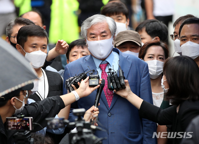 [서울=뉴시스] 고범준 기자 = 선거법 위반 등의 혐의로 구속됐다 보석으로 풀려났던 전광훈 사랑제일교회 담임목사가 다시 구치소에 수감 전 7일 오후 서울 성북구 사랑제일교회 앞에서 기자회견을 하고 있다. 2020.09.07. bjko@newsis.com