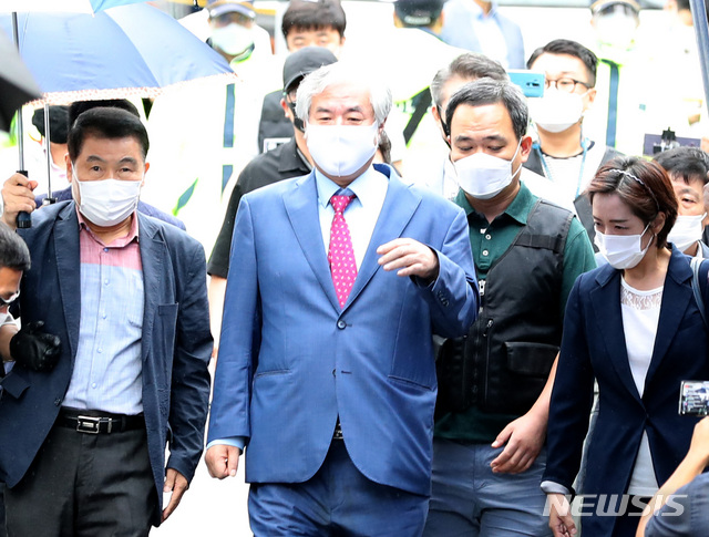 [서울=뉴시스] 전진환 기자 = 보석 취소가 결정된 사랑제일교회 전광훈 목사가 7일 오후 서울 성북구 장위동 사랑제일교회 사택에서 나오고 있다. 2020.09.07.amin2@newsis.com