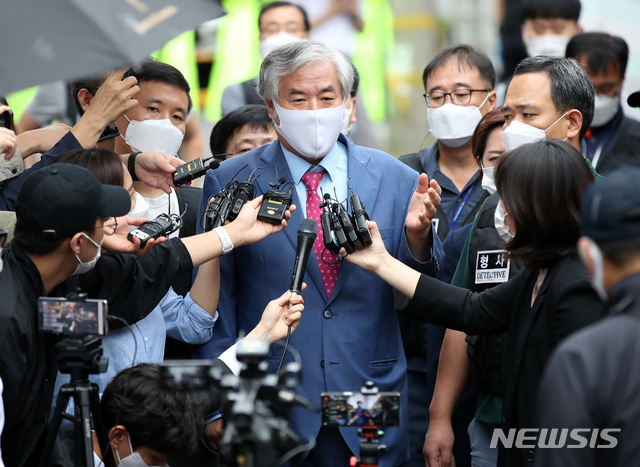 [서울=뉴시스] 고범준 기자 = 선거법 위반 등의 혐의로 구속됐다 보석으로 풀려났던 전광훈 사랑제일교회 담임목사가 다시 구치소에 수감 되기 전 지난 9월7일 오후 서울 성북구 사랑제일교회 앞에서 기자회견을 하고 있다. 2020.09.07. bjko@newsis.com