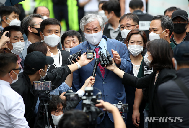 [서울=뉴시스] 고범준 기자 = 선거법 위반 등의 혐의로 구속됐다 보석으로 풀려났던 전광훈 사랑제일교회 담임목사가 다시 구치소에 수감 되기 전 지난 7일 오후 서울 성북구 사랑제일교회 앞에서 기자회견을 하고 있다. 2020.09.07. bjko@newsis.com