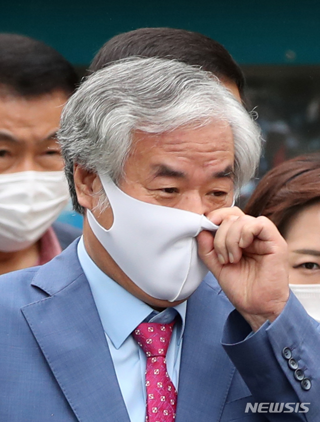 [서울=뉴시스] 고범준 기자 = 선거법 위반 등의 혐의로 구속됐다 보석으로 풀려났던 전광훈 사랑제일교회 담임목사가 다시 구치소에 수감 되기 전 7일 오후 서울 성북구 사랑제일교회 앞에서 기자회견을 마치고 차량으로 이동하고 있다. 2020.09.07.&nbsp; bjko@newsis.com