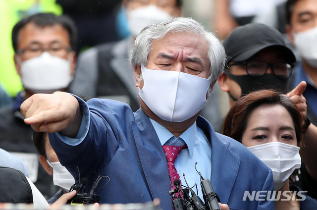 [서울=뉴시스] 고범준 기자 = 선거법 위반 등의 혐의로 구속됐다 보석으로 풀려났던 전광훈 사랑제일교회 담임목사가 다시 구치소에 수감 되기 전 7일 오후 서울 성북구 사랑제일교회 앞에서 기자회견을 하고 있다. 2020.09.07.&nbsp; bjko@newsis.com