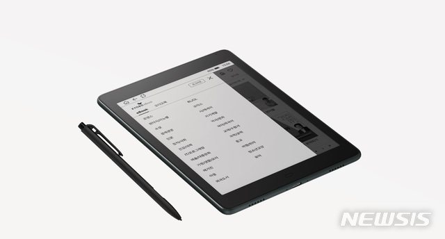 [서울=뉴시스]교보문고 전자책 단말기 샘 7.8 플러스 펜. (사진 = 교보문고 제공) 2020.09.08.photo@newsis.com