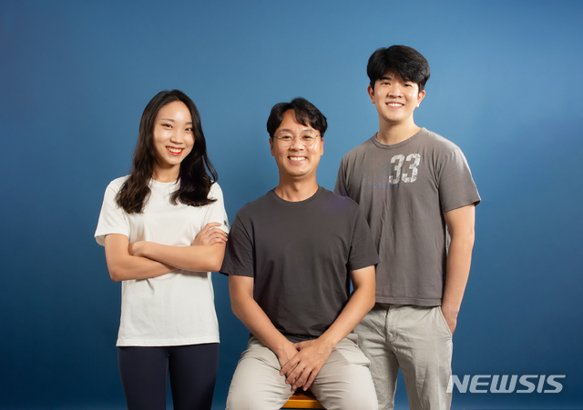 [울산=뉴시스] 구미현 기자 =&nbsp; UNIST(울산과학기술원)는 에너지화학공학과 김건태 교수 연구팀이 온실가스인 메탄과 이산화탄소를 이용해 수소를 생산하는 촉매를 개발했다고 8일 밝혔다. 사진은 성아림 연구원, 김건태 교수, 주상욱 연구원.(왼쪽부터) 2020.09.08. (사진=UNIST 제공)photo@newsis.com