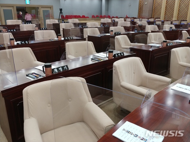 [수원=뉴시스] 8일 코로나19 감염을 막기위해 칸막이가 설치된 경기 수원시의회 본회의장. 