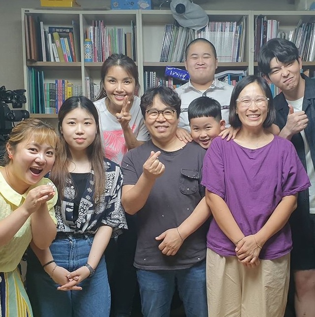 [서울=뉴시스] tvN '신박한 정리' 출연진과 함께 한 정은표 가족 (사진 = 정은표 SNS) 2020.09.08. photo@newsis.com