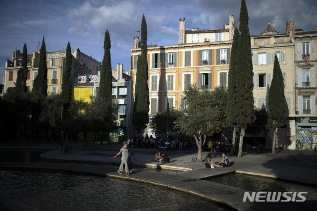 [마르세유=AP/뉴시스]프랑스 남부 마르세유에서 5명에게 흉기를 휘두른 혐의를 받는 튀니지 국적 남성이 경찰에 사살됐다. 사진은 2020년 9월 마르세유 광장의 모습. 2025.09.03.