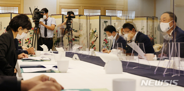 [서울=뉴시스]김명원 기자 = 홍남기 경제부총리 겸 기획재정부 장관이 8일 오전 서울 종로구 정부서울청사 국무위원식당에서 열린 제6차 부동산시장 점검 관계장관회의를 주재하고 있다. 2020.09.08.&nbsp; kmx1105@newsis.com