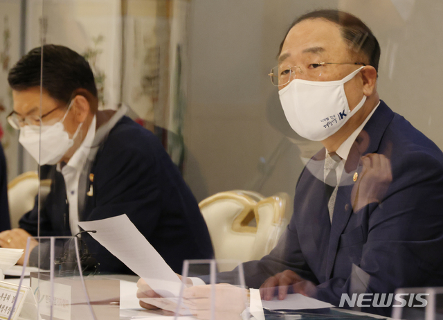 [서울=뉴시스]김명원 기자 = 홍남기 경제부총리 겸 기획재정부 장관이 8일 오전 서울 종로구 정부서울청사 국무위원식당에서 열린 제6차 부동산시장 점검 관계장관회의에 참석해 발언하고 있다. 2020.09.08.&nbsp; kmx1105@newsis.com