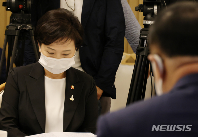 [서울=뉴시스]김명원 기자 = 김현미 국토부 장관이 8일 오전 서울 종로구 정부서울청사 국무위원식당에서 열린 제6차 부동산시장 점검 관계장관회의에 참석해 홍남기 부총리 발언을 경청하고 있다. 2020.09.08.&nbsp; kmx1105@newsis.com
