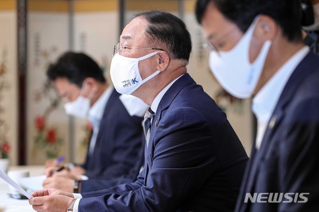 [서울=뉴시스]김명원 기자 = 홍남기 경제부총리 겸 기획재정부 장관이 8일 서울 종로구 정부서울청사에서 열린 '제6차 부동산시장 점검 관계장관회의'에 참석해 모두발언 하고 있다. 2020.09.08.&nbsp; photo@newsis.com