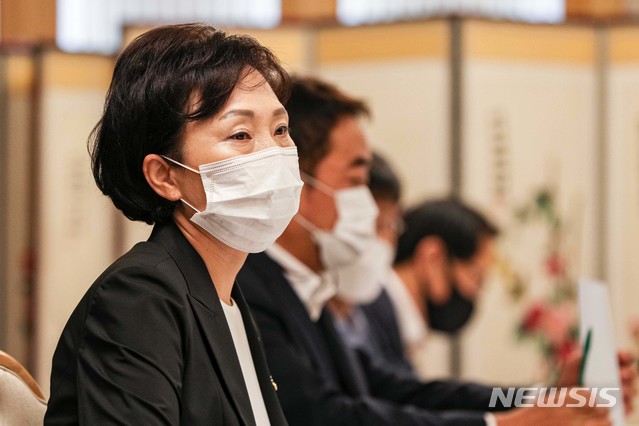 [서울=뉴시스]김명원 기자 = 김현미 국토교통부 장관이 8일 서울 종로구 정부서울청사에서 열린 '제6차 부동산시장 점검 관계장관회의'에 참석하고 있다. 2020.09.08.&nbsp; photo@newsis.com