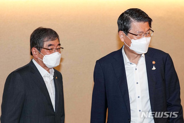 [서울=뉴시스]김명원 기자 = 윤석헌(왼쪽) 금융감독원장과 은성수 금융위원회 위원장이 8일 서울 종로구 정부서울청사에서 열린 '제6차 부동산시장 점검 관계장관회의'에 참석하고 있다. 2020.09.08.&nbsp; photo@newsis.com