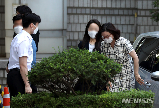 [서울=뉴시스] 이윤청 기자 = 조국 전 법무부 장관의 배우자 정경심 동양대학교 교수가 8일 서울 서초구 서울중앙지방법원에서 열린 사모펀드 및 자녀 입시비리 등 혐의 관련 공판에 참석하기 위해 법정으로 향하고 있다. 2020.09.08. radiohead@newsis.com