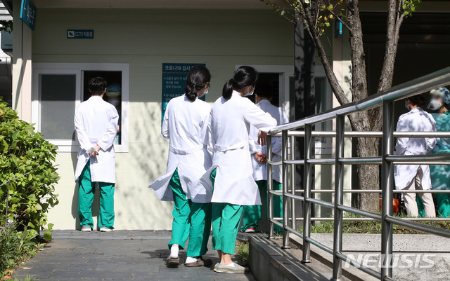 [서울=뉴시스] 고범준 기자 = 의대정원 확대 등에 반대하며 집단휴진을 이어온 전공의들이 일부 복귀한 8일 오전 서울 송파구 서울아산병원에서 전공의들이 코로나19 검사를 받고 있다. 2020.09.08.   bjko@newsis.com