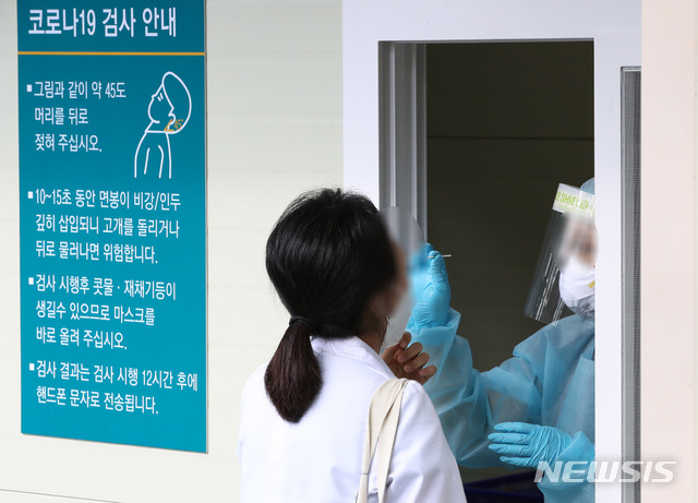 [서울=뉴시스] 고범준 기자 = 의대정원 확대 등에 반대하며 집단휴진을 이어온 전공의들이 일부 복귀한 8일 오전 서울 송파구 서울아산병원에서 전공의들이 코로나19 검사를 받고 있다. 2020.09.08. bjko@newsis.com