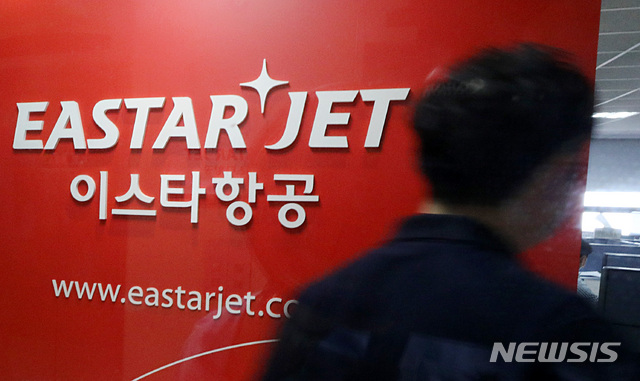 [서울=뉴시스] 이영환 기자 = 제주항공과의 인수합병 결렬 후 재매각을 추진중인 이스타항공이 1차 구조조정 대상자를 발표한지 하루 지난 8일 오전 서울 강서구 이스타항공 본사에서 한 직원이 이동하고 있다. 이번 구조조정 대상자 규모는 550명인 것으로 알려졌으며 해고 예정일은 10월 14일이다. 2020.09.08.&nbsp; 20hwan@newsis.com