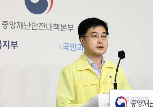 [세종=뉴시스]강종민 기자 = 윤태호 중앙사고수습본부 방역총괄반장(보건복지부 공공보건정책관)이 8일 오전 정부세종청사에서 신종 코로나바이러스 감염증(코로나19) 대응 현황을 브리핑 하며 거리두기와 방역수칙 준수를 강조하고 있다. 2020.09.08.&nbsp; ppkjm@newsis.com