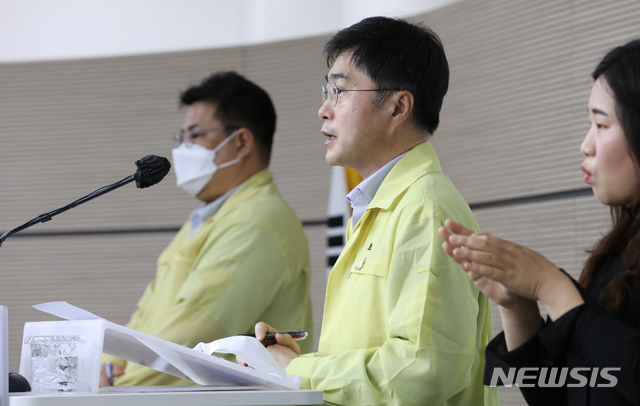 [세종=뉴시스]강종민 기자 = 윤태호 중앙사고수습본부 방역총괄반장(보건복지부 공공보건정책관)이 8일 오전 정부세종청사에서 신종 코로나바이러스 감염증(코로나19) 대응 현황을 브리핑 하며 거리두기와 방역수칙 준수를 강조하고 있다. 2020.09.08.&nbsp; ppkjm@newsis.com