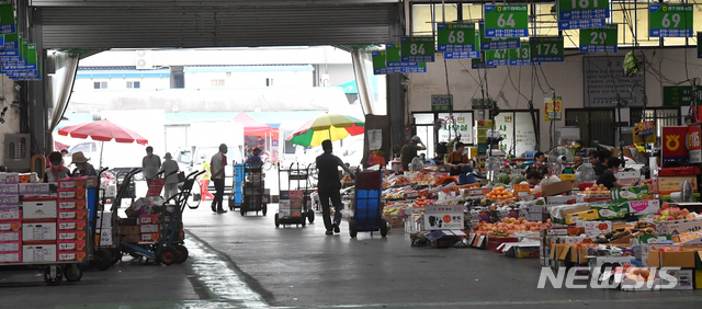 [광주=뉴시스] 신대희 기자 = 각화농산물도매시장. .2020.09.08. sdhdream@newsis.com