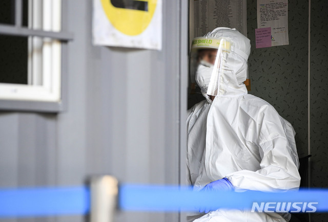 [서울=뉴시스] 박민석 기자 = 국내 신종 코로나바이러스 감염증(코로나19) 신규 확진자 규모가 6일 연속 100명대로 나타나고 있는 8일 오후 서울 성북구 성북구보건소 코로나19 선별진료소에서 의료진이 검사자를 기다리고 있다. 2020.09.08.&nbsp; mspark@newsis.com
