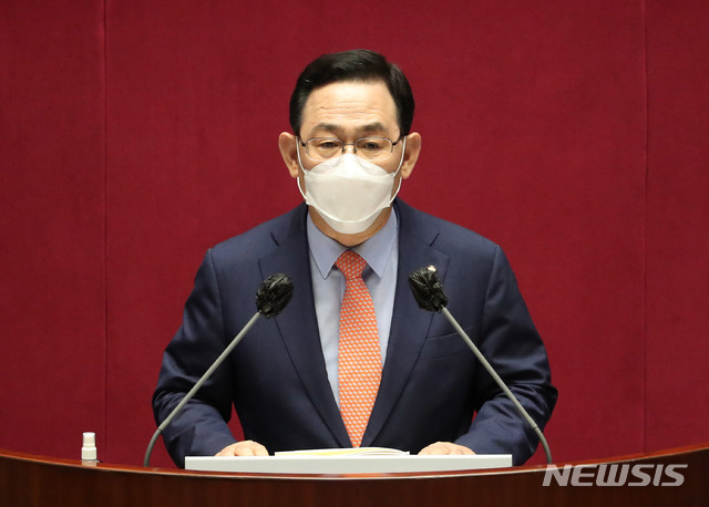 [서울=뉴시스]배훈식 기자 = 국민의힘 주호영 원내대표가 지난 8일 오후 국회 본회의에서 교섭단체 대표연설을 하고 있다. 2020.09.08. photo@newsis.com