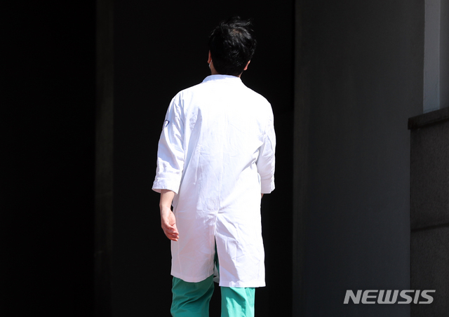 [서울=뉴시스] 이윤청 기자 = 의대정원 확대 등에 반대하며 집단휴진을 이어온 전공의들이 일부 복귀한 8일 서울 서초구 서울성모병원에서 의료진이 이동하고 있다. 2020.09.08.&nbsp; radiohead@newsis.com
