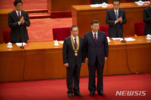 [베이징=AP/뉴시스] 시진핑 중국 국가주석이 8일 베이징 인민대회당에서 열린 코로나19 방역 유공자 표창대회를 주재, 중난산 중국공정원 원사에 최고 영예인 '공화국 훈장'을 수여하고서 함께 기념촬영을 하고 있다. 2020.09.08&nbsp; 