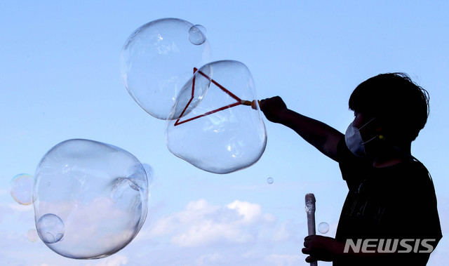 [서울=뉴시스]김병문 기자 = 지난 9월8일 오후 서울 중구 남산에서 어린이가 비눗방울 놀이를 하고 있다. <사진은 기사 내용과 관계가 없습니다> 2020.09.08. dadazon@newsis.com
