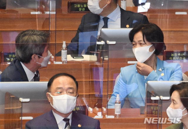 [서울=뉴시스] 배훈식 기자 = 추미애 법무부 장관, 이인영 통일부 장관이 8일 서울 여의도 국회 본회의장에서 대화하고 있다. 2020.09.08.&nbsp; photo@newsis.com 