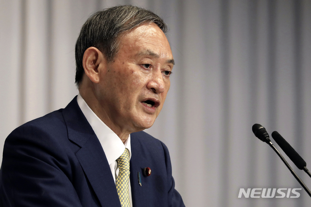 [도쿄=AP/뉴시스]지난 8일 오후 자민당 본부에서 자민당 총재 후보 입회 연설회가 열린 가운데 스가 요시히데 관방장관이 연설하고 있다. 2020.09.08.