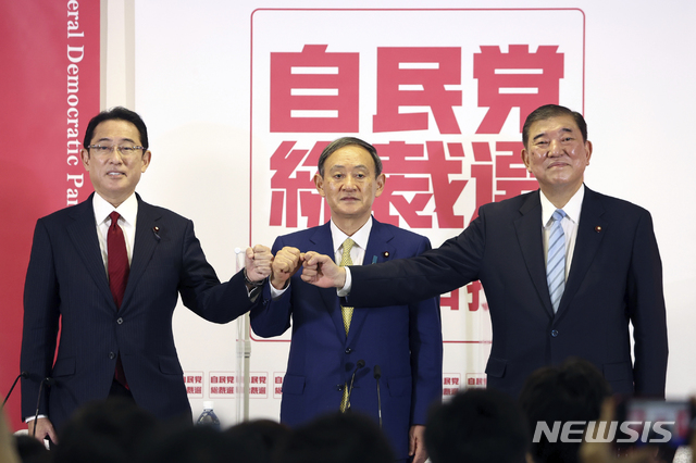 [도쿄=AP/뉴시스]8일 오후 아베 신조 일본 총리의 후임을 결정하는 자민당 총재 선거가 고시됐다. 이날 입후보한 공식 후보인 스가 요시히데 관방장관(가운데), 기시다 후미오 자민당 정조회장(왼쪽), 이시바 시게루 전 자민당 간사장(오른쪽)이 도쿄 소재 자민당 본부에서 공동 기자회견을 하기 앞서 포즈를 취하고 있다. 2020.09.08.