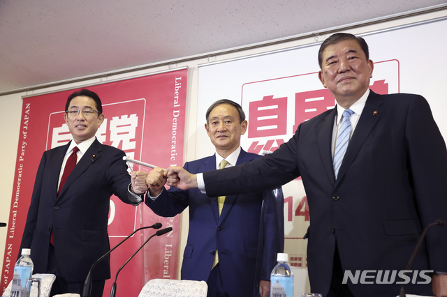 [도쿄=AP/뉴시스]8일 일본 도쿄 자민당 본부에서 자민당 총재 후보 공동 기자회견이 열려 3명의 후보가 기념촬영을 하고 있다. 왼쪽부터 기시다 후미오 자민당 정조회장, 스가 요시히데 일본 관방장관, 이시바 시게루 전 자민당 간사장. 차기 총리로 가장 유력한 스가 관방장관은 "아베 정권을 계승해 국민을 위해 일하는 내각을 만들겠다"라고 강조했다. 2020.09.08.  