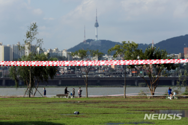 [서울=뉴시스] 이윤청 기자 = 여의도, 뚝섬, 반포 등 주요 한강공원 내 밀집지역에 시민 출입이 통제된 8일 서울 서초구 반포한강공원피크닉장에 출입금지를 위한 라인이 설치되어 있다. 2020.09.08.&nbsp; radiohead@newsis.com 
