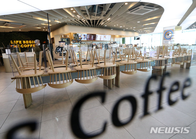 [서울=뉴시스] 박미소 기자 = 신종 코로나바이러스 감염증(코로나19) 확산을 막기 위한 사회적 거리두기 2.5단계가 이어지고 있는 8일 서울 시내의 한 프랜차이즈 카페의 좌석이 정리되어 있다.2020.09.08.&nbsp; misocamera@newsis.com