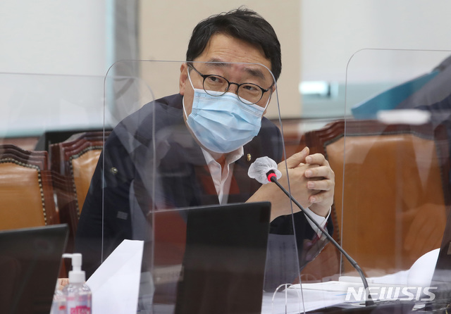 [서울=뉴시스]배훈식 기자 = 윤영찬 더불어민주당 의원이 8일 오후 서울 여의도 국회에서 열린 과학기술정보방송통신위원회 전체회의에 참석해 최기영 과학기술정보통신부 장관에게 질문하고 있다. 2020.09.08.&nbsp; photo@newsis.com