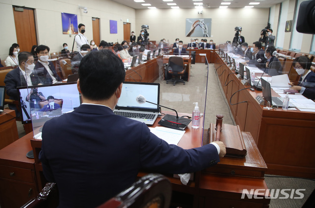 [서울=뉴시스]배훈식 기자 = 박광온 과학기술정보방송통신위원회 위원장이 8일 오후 서울 여의도 국회에서 열린 전체회의에 참석, 개의를 알리며 의사봉을 두드리고 있다. 2020.09.08.&nbsp; photo@newsis.com