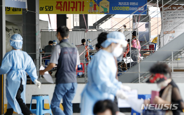 [광주=뉴시스] 신대희 기자 = 8일 광주 북구보건소 코로나19 선별진료소에서 의료진이 주민의 검체를 채취하기 전 문진하고 있다. 이날 광주에서 10명이 새롭게 확진 판정을 받아 누적 환자가 452명으로 늘었다. (사진 = 광주 북구 제공) 2020.09.08. photo@newsis.com