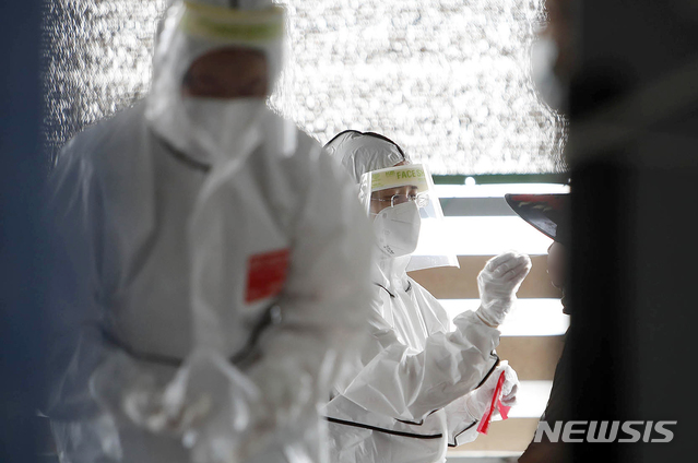 [광주=뉴시스] 신대희 기자 = 8일 광주 북구보건소 코로나19 선별진료소에서 의료진들이 주민의 검체를 채취하고 있다. (사진 = 광주 북구 제공) 2020.09.08. photo@newsis.com