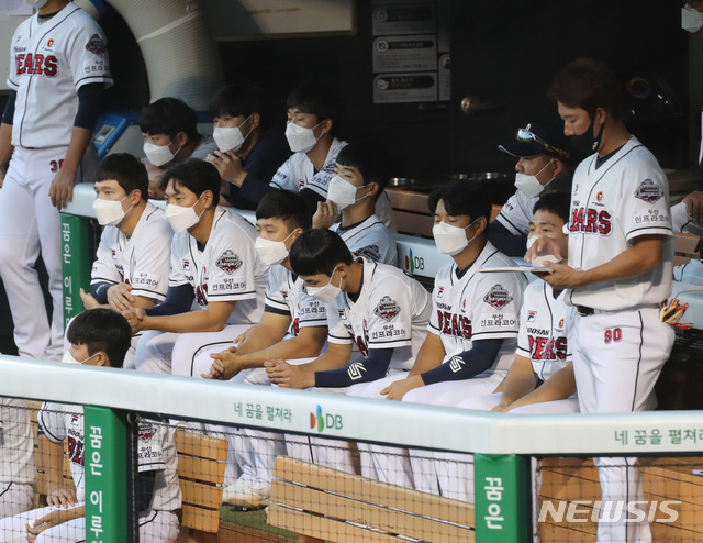 [서울=뉴시스] 전진환 기자 = 프로야구 KT위즈와 두산베어스의 경기가 열린 8일 오후 서울 잠실야구장 두산 덕아웃에서 선수들이 마스크를 착용한고 경기를 지켜보고 있다. 2020.09.08.amin2@newsis.com