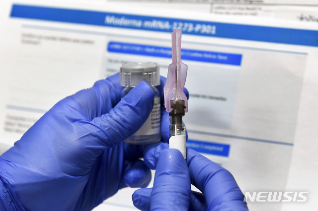 [빙엄튼(미 뉴욕주)=AP/뉴시스]지난 7월27일 미 뉴욕주 빙엄튼에서 한 간호사가 미 국립보건원(NIH)과 모더나사가 공동 개발한 신종 코로나바이러스 감염증(코로나19) 백신 실험을 위해 백신 주사를 준비하고 있다. 2020.11.10.