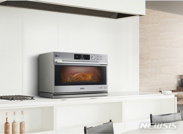 [서울=뉴시스] LG 디오스 광파오븐(ML32UW)의 연출 사진 (제공=LG전자)