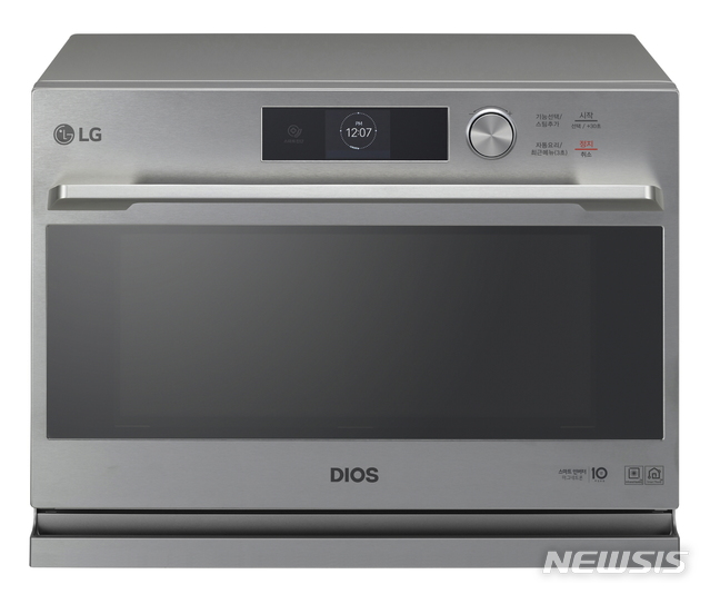 [서울=뉴시스] LG 디오스 광파오븐(ML32UW)의 제품 사진 (제공=LG전자)